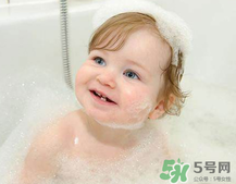 夏天嬰兒洗澡水溫多少度合適？夏天嬰兒洗澡水溫需要多少度？