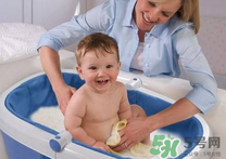 夏天嬰兒洗澡水溫多少度合適？夏天嬰兒洗澡水溫需要多少度？