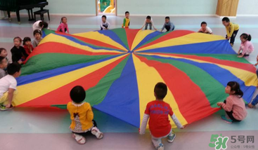 餃子在幼兒園玩的游戲叫什么？彩虹傘的捕魚游戲怎么玩？