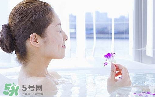 洗澡后皮膚起皮是怎么回事_為什么洗澡后皮膚起皮 洗澡后皮膚起皮是怎么回事_為什么洗澡后皮膚起皮