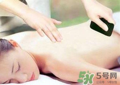 夏天刮痧好嗎？夏天拔罐好還是刮痧好？