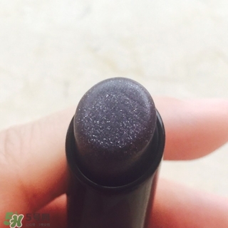 嬌蘭小黑裙007顯色嗎？嬌蘭小黑裙007適合唇色淺的嗎？