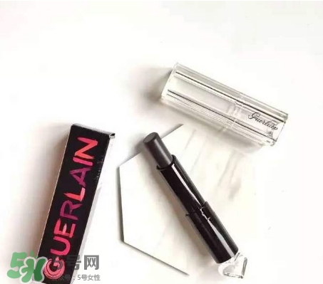 嬌蘭小黑裙007顯色嗎？嬌蘭小黑裙007適合唇色淺的嗎？