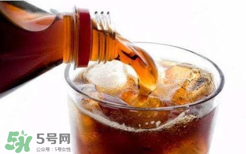 為什么喝碳酸飲料打嗝嗆鼻子？碳酸飲料為什么會冒泡