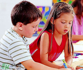 什么原因?qū)е潞⒆有愿駜?nèi)向？孩子性格內(nèi)向該怎么辦？