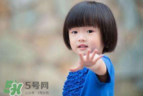 什么原因?qū)е潞⒆有愿駜?nèi)向？孩子性格內(nèi)向該怎么辦？