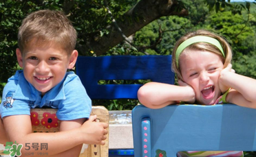 什么原因?qū)е潞⒆有愿駜?nèi)向？孩子性格內(nèi)向該怎么辦？