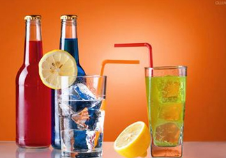 為什么喝碳酸飲料打嗝嗆鼻子？碳酸飲料為什么會冒泡