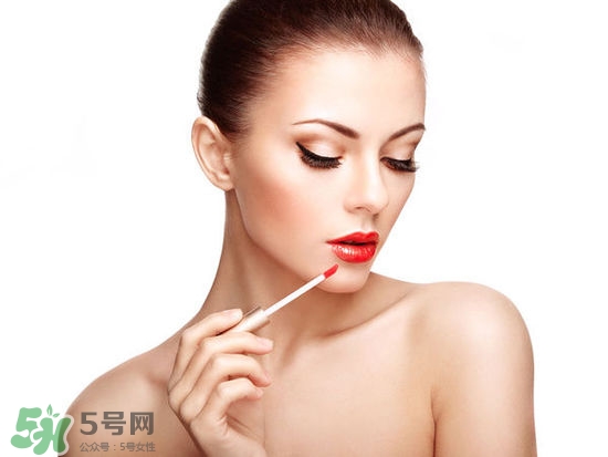 哺乳期能不能涂口紅呢？哺乳期涂口紅對寶寶有危害嗎？