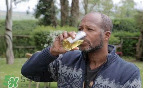 男子喝尿6年減肥100斤 喝尿真的能減肥嗎？