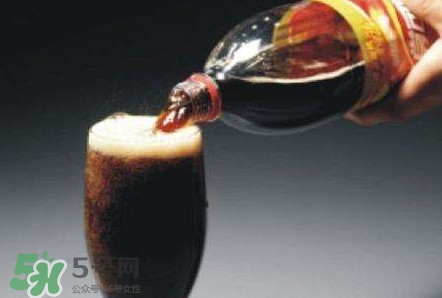 為什么喝碳酸飲料打嗝嗆鼻子？碳酸飲料為什么會冒泡