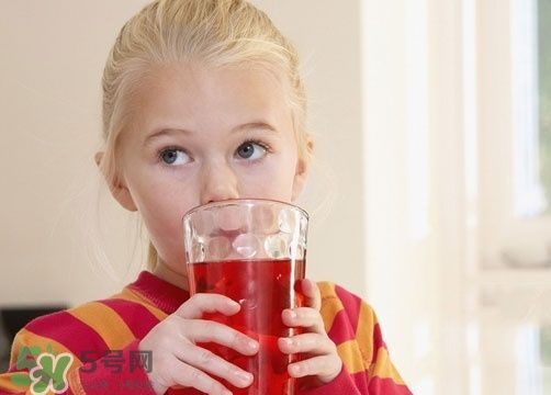 為什么喝碳酸飲料打嗝嗆鼻子？碳酸飲料為什么會冒泡