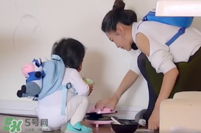 餃子的奶牛背包是什么牌子？寶寶背包應(yīng)該怎么挑選？