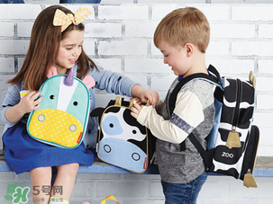 餃子的奶牛背包是什么牌子？寶寶背包應(yīng)該怎么挑選？