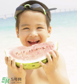 夏天寶寶能不能吃冰西瓜呢？冰西瓜寶寶能吃嗎？