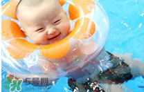 寶寶游泳耳朵進(jìn)水了怎么辦？寶寶游泳如何避免耳朵進(jìn)水？