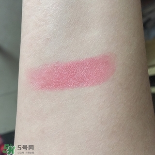 嬌蘭小黑裙唇膏口紅021試色 嬌蘭小黑裙021試色圖 嬌蘭小黑裙唇膏口紅021試色 嬌蘭小黑裙021試色圖