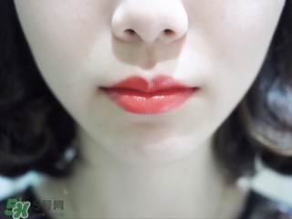 嬌蘭小黑裙022試色 嬌蘭小黑裙唇膏022試色圖 嬌蘭小黑裙022試色 嬌蘭小黑裙唇膏022試色圖