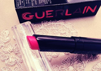 嬌蘭小黑裙唇膏061和002哪個(gè)好?