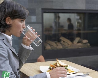 30天不喝飲料，妹子的對比照令人震驚 喝白開水的好處