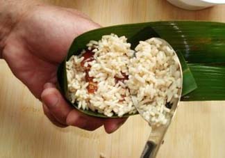 包粽子是生米還是熟米？包粽子的米是煮的還是生的？