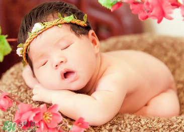 寶寶臍帶消毒是用碘伏還是用酒精？寶寶臍帶用什么消毒好？