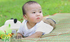 夏天寶寶睡覺穿什么好？夏天寶寶睡覺能光著睡嗎？