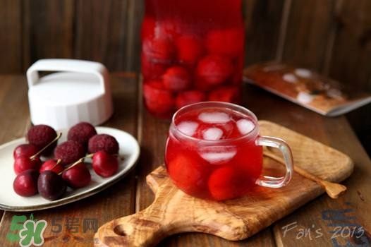 楊梅汁怎么洗干凈？衣服上的楊梅汁怎么洗？