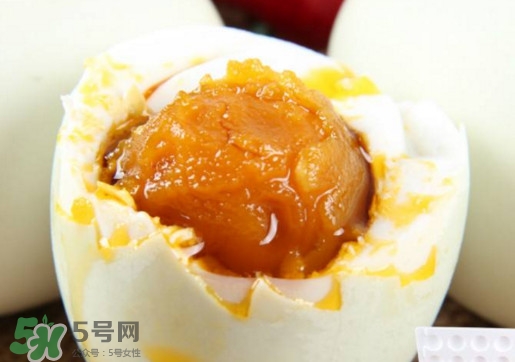 咸鴨蛋為什么會出油？咸鴨蛋為什么有油