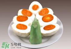 咸鴨蛋放久了還能吃嗎？咸鴨蛋放臭了還能吃嗎？