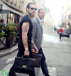 為什么黑色衣服會變紅？黑色衣服變紅了怎么辦？