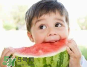 寶寶發(fā)燒時(shí)能吃西瓜嗎？寶寶咳嗽能不能吃西瓜？