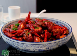 油燜大蝦為什么要放啤酒？做油燜大蝦啤酒什么時候放?