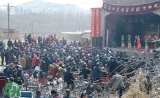 游百病是什么意思？為什么要在端午節(jié)游百?。?></p><p>四川地區(qū)的“游百病”是在正月十六，家家戶戶男女老少都要走出家門，到戶外游走散步，祈求新一年身體健康。2013年11月，四川閬中“游百病”成功申請“中國體育非物質(zhì)文化遺產(chǎn)保護和推廣項目”。</p><h3>為什么要在端午節(jié)游百病</h3><p>據(jù)說游就百病不生，不知從什么時候開始講究的，這天男不做農(nóng)活，女不做針線，做了叫“扎百病”。就是說把百病的根子扎下了，所以在天水農(nóng)村，男人趕早備足牛羊飼料，女人忙備吃的和穿的，游百病的主要去處是集鎮(zhèn)、寺廟。不去那里心中如今年白過了一般空落一般酸楚，要去也不易，山村里人要翻山越嶺，要走幾十里山路。平時忙地里忙家里，看小孩敬老人。十六是“大赦”，地里不管，家里放下，小孩拖上，老人扶上，傾家外游，不圖升官發(fā)財，圖個吉利，大人小孩百病不生。</p><p style=