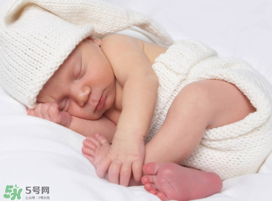 寶寶坐不穩(wěn)的原因 寶寶為什么會坐不穩(wěn)呢？