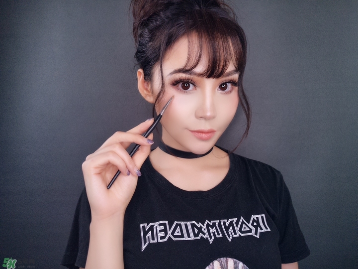 眼部干燥上妝卡粉有細(xì)紋怎么上妝 眼部干燥上妝卡粉有細(xì)紋怎么上妝