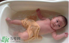 寶寶可以用金銀花水洗澡嗎？金銀花水洗澡好嗎?