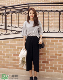 黑色闊腿褲配什么上衣？黑色闊腿褲搭配上衣圖片