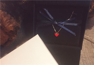 ahkah小紅心項鏈多少錢？ahkah紅心鎖骨鏈專柜價格