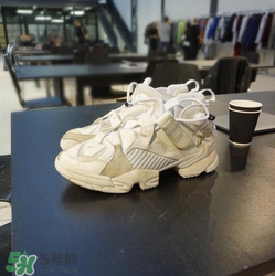 2018vetements reebok pump最新聯(lián)名運(yùn)動鞋什么樣_好看嗎？