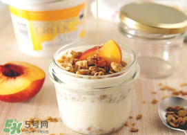 油桃和酸奶能一起吃嗎？油桃能和酸奶一起吃嗎？