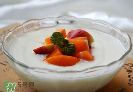 油桃和酸奶能一起吃嗎？油桃能和酸奶一起吃嗎？
