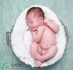 嬰兒吃藥后多久可以吃奶？嬰兒吃藥后多久可以喝奶粉？