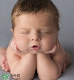 嬰兒吃藥后多久可以吃奶？嬰兒吃藥后多久可以喝奶粉？