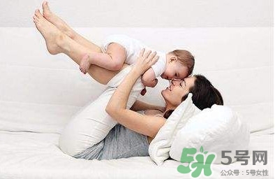 母乳喂養(yǎng)要喂水嗎？純母乳喂養(yǎng)要不要喂水？