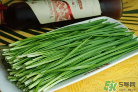 楊梅和韭菜能一起吃嗎？喝楊梅湯能吃韭菜嗎？