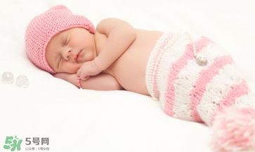 夏天寶寶需要穿襪子睡覺嗎？寶寶夏天睡覺要穿襪子嗎？