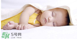 夏天寶寶需要穿襪子睡覺嗎？寶寶夏天睡覺要穿襪子嗎？