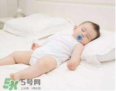 夏天寶寶需要穿襪子睡覺嗎？寶寶夏天睡覺要穿襪子嗎？