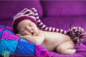 夏天寶寶需要穿襪子睡覺嗎？寶寶夏天睡覺要穿襪子嗎？